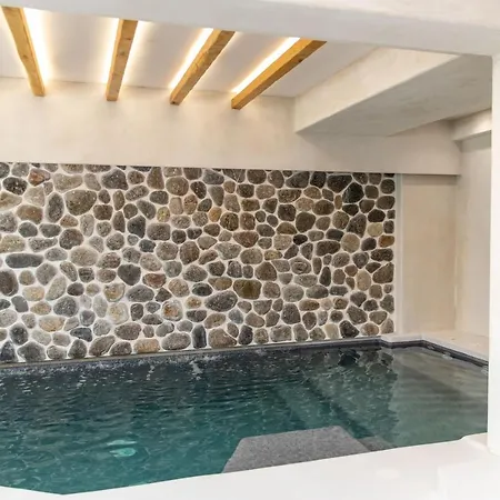 Korali Palace アパートホテル